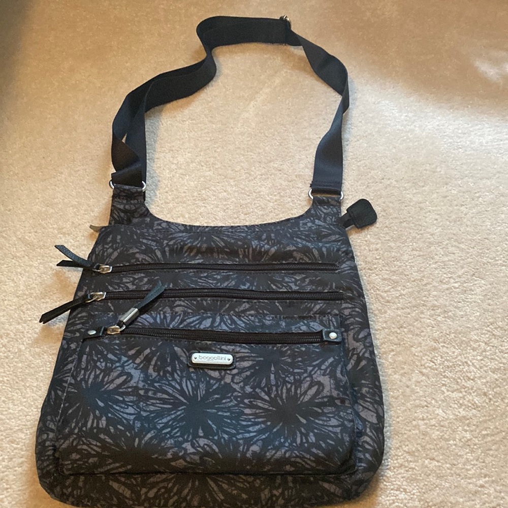 Large Baggallini crossbody with matching RFID wallet/card holder. Black & grey.